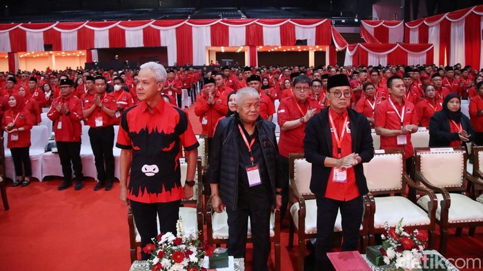 PDIP Bahas Kesiapan Pilkada 2024 di Rakernas Hari ke 2 Ketua Umum PDI Perjuangan Megawati Soekarnoputri bersama Ketua DPR RI Puan Maharani, Sekretaris Jenderal Hasto Kristiyanto tiba di Rapat Kerja Nasional PDIP di Beach City Inti Stadium Ancol, Pademangan, Jakarta Utara, Sabtu (24/5/2024).