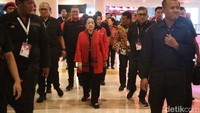 Ketua Umum PDI Perjuangan Megawati Soekarnoputri bersama Sekretaris Jenderal Hasto Kristiyanto tiba di Rapat Kerja Nasional PDIP di Beach City Inti Stadium Ancol, Pademangan, Jakarta Utara, Sabtu (24/5/2024). 