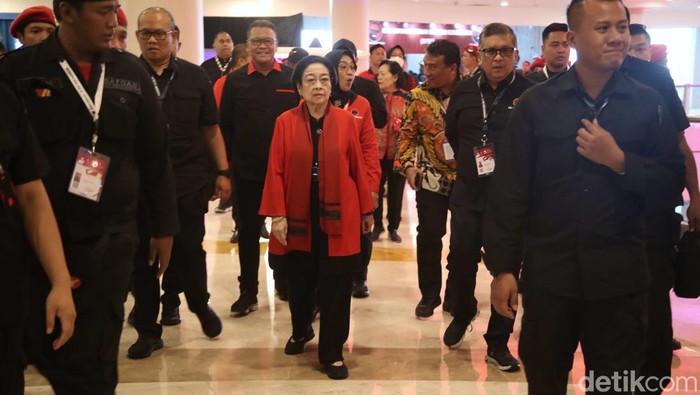 PDIP Bahas Kesiapan Pilkada 2024 di Rakernas Hari ke 2 Ketua Umum PDI Perjuangan Megawati Soekarnoputri bersama Ketua DPR RI Puan Maharani, Sekretaris Jenderal Hasto Kristiyanto tiba di Rapat Kerja Nasional PDIP di Beach City Inti Stadium Ancol, Pademangan, Jakarta Utara, Sabtu (24/5/2024).
