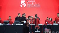 Adapun, tema Rakernas V PDIP adalah Satyam Eva Jayate, Kebenaran Pasti Menang dengan sub tema Kekuatan Kesatuan Rakyat, Jalan Kebenaran Yang Berjaya’.