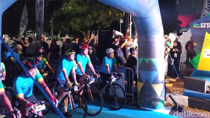 Pelepasan peserta Cycling De Jabar di depan Balai Kota Cirebon