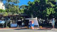 Di kawasan tersebut, juga telihat sudah ada mini SPBU BBM Hidrogen yang bisa digunakan oleh kendaraan besar. Proyek itu merupakan milik Coregas, perusahaan gas industri besar di Australia. 