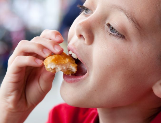 Pengasuh Ini Didenda Rp 9 Juta Gegara Beri Nugget untuk Anak Vegetarian