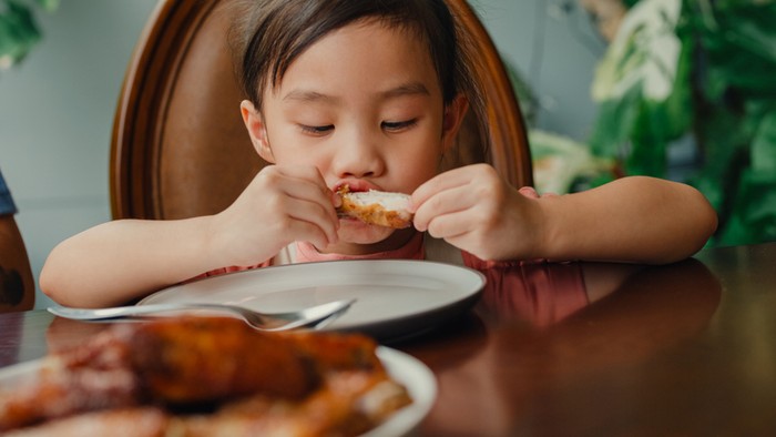Pengasuh Ini Didenda Rp 9 Juta Gegara Beri Nugget untuk Anak Vegetarian