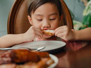 Pengasuh Ini Didenda Rp 9 Juta Gegara Beri Nugget untuk Anak Vegetarian