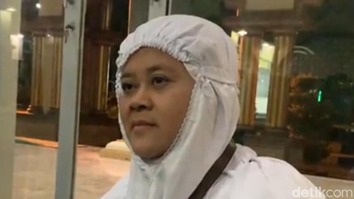 Penjual kerupuk asal Probolinggo Nur Hasanah (49) kini bisa naik haji bersama suaminya.