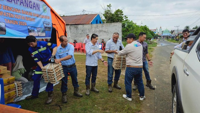 Penyaluran bantuan untuk korban banjir di Mahakam Ulu dan Kutai Barat. Dokumen Istimewa