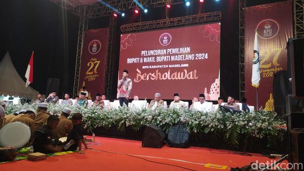 Pesta kembang api dan bersalawat mewarnai peluncuran pilbup Magelang 2024.