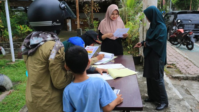 Warga yang terjaring dalam razia busana muslim memperlihatkan surat pernyataan di Desa Suak Indrapuri, Johan Pahlawan, Aceh Barat, Aceh, Jumat (24/5/2024). Razia penegakan peraturan daerah (qanun) nomor 11 tahun 2022 tentang Syariat Islam dengan melibatkan Satpol PP dan aparat TNI/Polri tersebut berhasil menjaring 76 pelanggar yang memakai yang tidak sesuai syariat. ANTARA FOTO/Syifa Yulinnas/YU