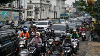 Libur panjang dan cuti bersama Waisak 2568 membuat beberapa jalan protokol di Kota Bandung, mengalami kemacetan akibat tingginya kunjungan wisatawan dari berbagai daerah.
