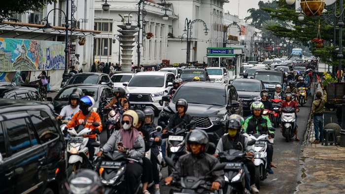 Kendaraan terjebak kemacetan di Jalan Asia Afrika, Bandung, Jawa Barat, Sabtu (25/5/2024). Libur panjang dan cuti bersama Waisak 2568 membuat beberapa jalan protokol di Kota Bandung, mengalami kemacetan akibat tingginya kunjungan wisatawan dari berbagai daerah. ANTARA FOTO/Raisan Al Farisi/Spt.