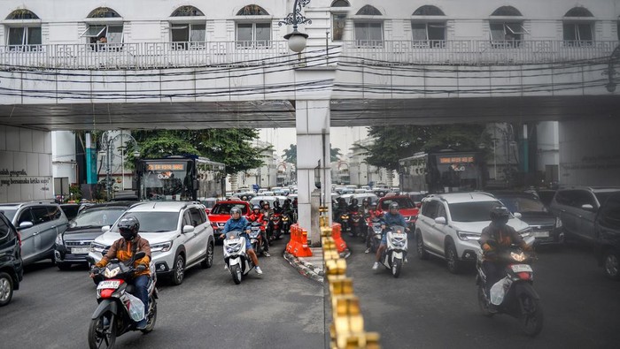 Kendaraan terjebak kemacetan di Jalan Asia Afrika, Bandung, Jawa Barat, Sabtu (25/5/2024). Libur panjang dan cuti bersama Waisak 2568 membuat beberapa jalan protokol di Kota Bandung, mengalami kemacetan akibat tingginya kunjungan wisatawan dari berbagai daerah. ANTARA FOTO/Raisan Al Farisi/Spt.