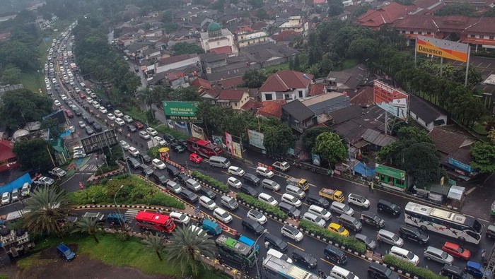 Foto udara kepadatan kendaraan saat diberlakukan sistem satu arah di Jalan Raya Puncak, Simpang Gadog, Ciawi, Kabupaten Bogor, Jawa Barat, Sabtu (25/5/2024). Polres Bogor memberlakukan sistem satu arah untuk mengurai kemacetan akibat tingginya volume kendaraan yang menuju jalur wisata Puncak, Bogor, untuk berlibur. ANTARA FOTO/Yulius Satria Wijaya/Spt.