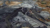 Sejumlah alat berat beroperasi di kawasan penambangan batu bara Desa Sumber Batu, Kecamatan Meureubo, Aceh Barat, Aceh, Jumat (24/5/2024). 