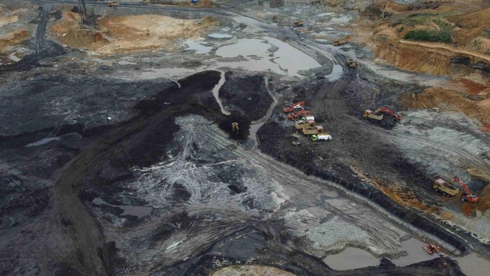 Sejumlah alat berat beroperasi di kawasan penambangan batu bara Desa Sumber Batu, Kecamatan Meureubo, Aceh Barat, Aceh, Jumat (24/5/2024). Kementerian Energi dan Sumber Daya Mineral (ESDM) telah menetapkan Harga Batubara Acuan (HBA) yang terbagi dalam empat kategori harga komoditas batubara dengan harga tertinggi sebesar 114 dolar AS per ton dan terendah 36,39 dolar AS per ton tergantung kualitas dan nilai kalor batu bara. ANTARA FOTO/Syifa Yulinnas/foc.