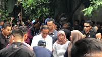 Selama acara makan siang tersebut, Jokowi juga meluangkan waktu untuk berfoto bersama warga yang berada di sana. Foto: Adji G Rinepta/detikJogja