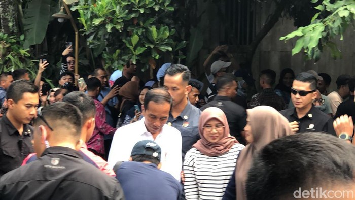 Presiden Joko Widodo (Jokowi) berfoto dengan wisatawan usai makan siang di Kopi Klotok Sleman, Sabtu (25/5) siang.
