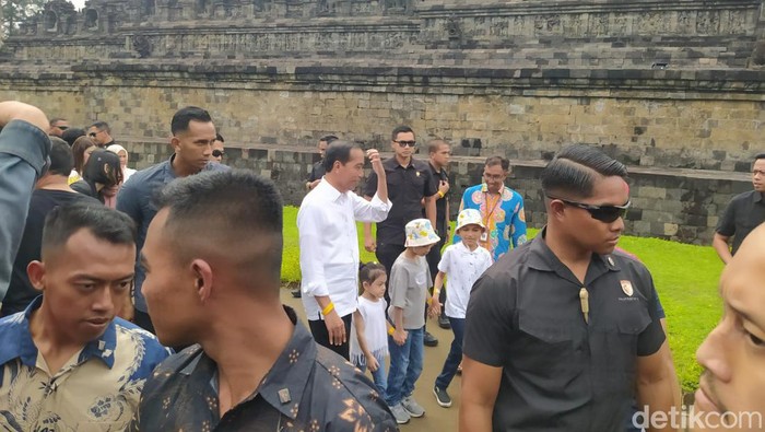 Presiden Joko Widodo (Jokowi) bersama Gibran Rakabuming Raka beserta Jan Ethes Srinarendra dan La Lembah Manah liburan ke Candi Borobudur, Sabtu (25/5/2024).