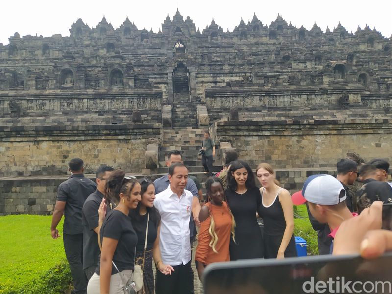Presiden Joko Widodo (Jokowi) bersama Gibran Rakabuming Raka beserta Jan Ethes Srinarendra dan La Lembah Manah liburan ke Candi Borobudur, Sabtu (25/5/2024).