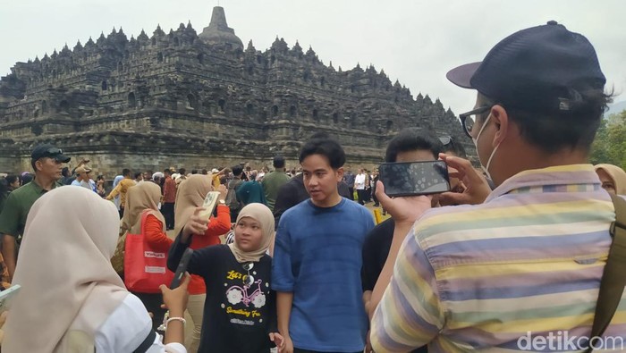 Presiden Joko Widodo (Jokowi) bersama Gibran Rakabuming Raka beserta Jan Ethes Srinarendra dan La Lembah Manah liburan ke Candi Borobudur, Sabtu (25/5/2024).