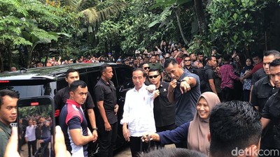 Potret Jokowi Sekeluarga Makan Siang di Kopi Klotok Jogja