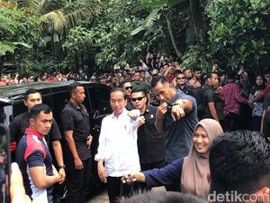 Potret Jokowi Sekeluarga Makan Siang di Kopi Klotok Jogja