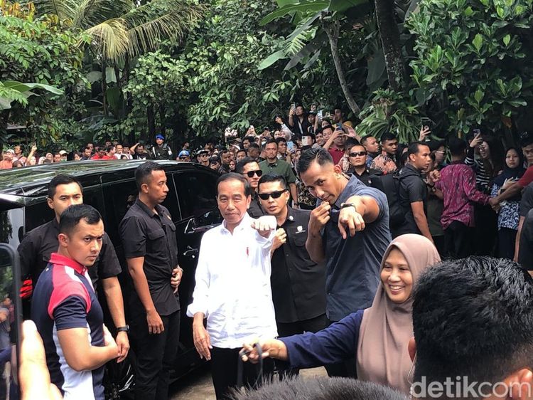 Potret Jokowi Sekeluarga Makan Siang di Kopi Klotok Jogja