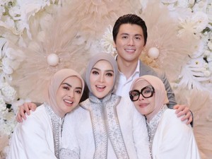 Syahrini Ngidam, Adik Rela Bolak-balik Indonesia Singapura