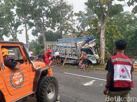 Proses evakuasi truk yang terguling di Panjatan, Kabupaten Kulon Progo, DIY, Sabtu (25/5/2024) pagi.