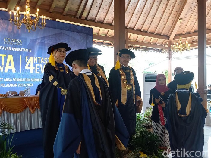 Prosesi wisuda ke-4 SMA Unggulan CT ARSA Foundation Sukoharjo, Sabtu (25/5/2024).