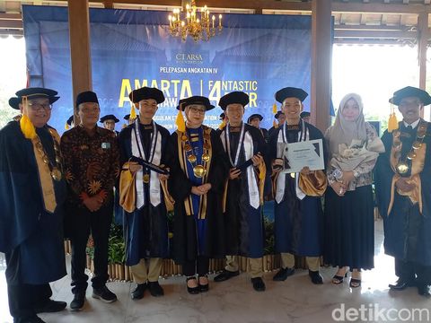 Prosesi wisuda ke-4 SMA Unggulan CT ARSA Foundation Sukoharjo, Sabtu (25/5/2024).