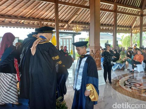 Prosesi wisuda ke-4 SMA Unggulan CT ARSA Foundation Sukoharjo, Sabtu (25/5/2024).