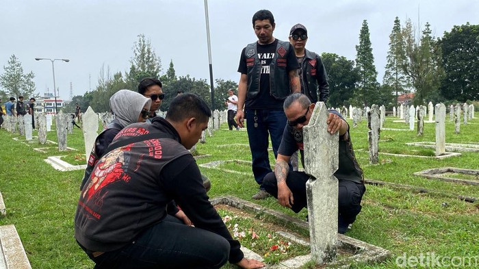 Puluhan bikers BB1% MC kunjungi TMP Cikutra Bandung untuk kenang jasa pahlawan.