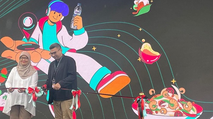 Puluhan UMKM Semarakkan Festival Kuliner TikTok TikTok menggelar festival kuliner di Lapangan Banteng, Jakarta Pusat. TikTok menggandeng Pemprov DKI Jakarta dengan membawa 30 UMKM kuliner binaannya.