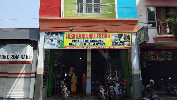 Pusat oleh-oleh haji di Kediri: Bilqis Pusat Oleh-oleh Haji dan Umrah.