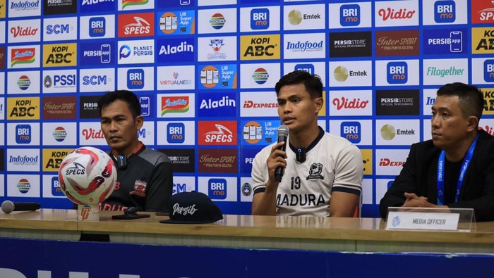 Rakhmad Basuki dan Fachruddin Aryanto saat sesi konferensi pers jelang pertandingan melawan Persib Bandung.