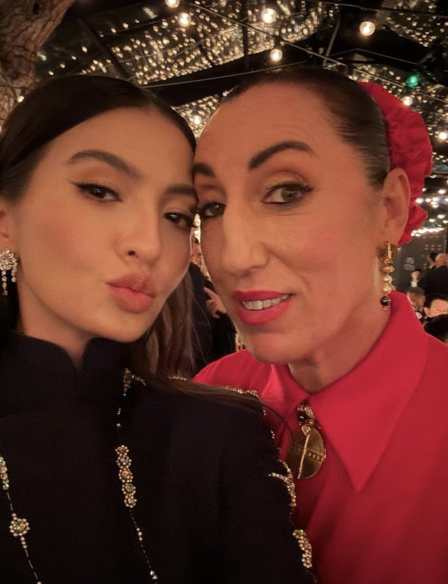 Masih dari acara yang sama, Raline juga akrab dengan aktris dan model senior Spanyol Rossy de Palma. (Foto: Instagram/@ralineshah)