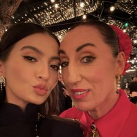 Masih dari acara yang sama, Raline juga akrab dengan aktris dan model senior Spanyol Rossy de Palma. (Foto: Instagram/@ralineshah)