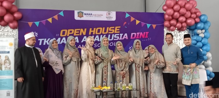 Ria Ricis dan Oki Setiana Dewi Ria Ricis dan Oki Setiana Dewi