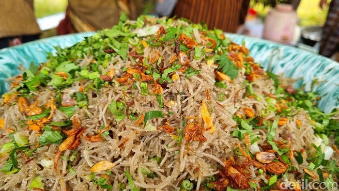 Ribuan porsi bakmi goreng berbahan baku mi lethek dibagikan di Festival Kuliner Mataraman 202 yang digelar di Pantai Baru, Poncosari, Srandakan, Bantul, Sabtu (25/5/2024).