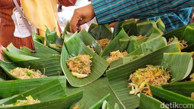Ribuan porsi bakmi goreng berbahan baku mi lethek yang dibagikan gratis di Pantai Baru, Poncosari, Srandakan, Bantul, Sabtu (25/5/2024).
