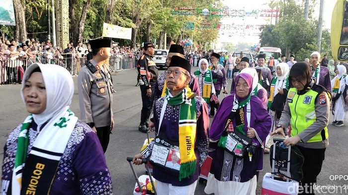 Rombongan CJH Kloter 3 Bojonegoro saat diberangkatkan ke Asrama Haji Surabaya