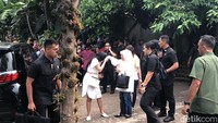 Rombongan Presiden Jokowi meninggalkan Kopi Klotok Jogja, Sabtu (25/5), sekitar pukul 13.20 WIB. Jokowi satu mobil bersama Iriana dan cucunya. Sedangan Gibran-Selvi serta Kaesang-Erina dengan mobil terpisah.