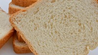 Konsumsi makanan mengandung gluten, seperti roti, pasta, dan kue, juga bisa membuat perut kembung dan memicu masalah pencernaan. Foto: Getty Images