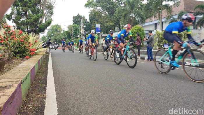 Roy Salamoni, peserta ajang balap sepeda Cycling de Jabar saat beristirahat di Pendopo Ciamis sebelum menuju Pangandaran.