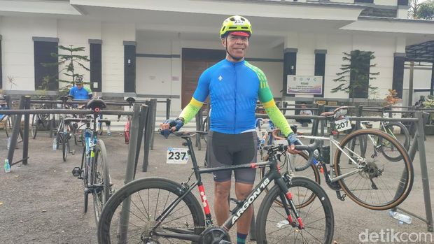 Roy Salamoni, peserta ajang balap sepeda Cycling de Jabar saat beristirahat di Pendopo Ciamis sebelum menuju Pangandaran.