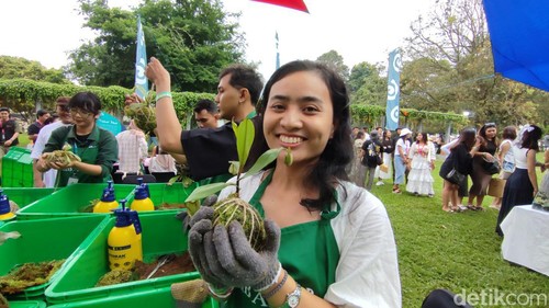 Salah satu peserta Sunset di Kebun belajar tanaman kantong semar di Kebun Raya Bali, Desa CandiKuning, Kecamatan Baturiti, Kabupaten Tabanan, Bali, Sabtu (25/5/2024). (Ahmad Firizqi Irwan/detikBali)