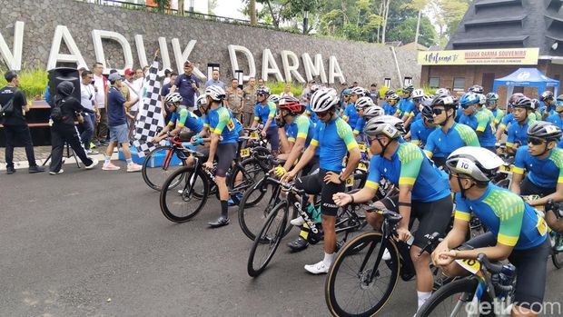 Sebanyak 202 pembalap sepeda peserta Cycling de Jabar (CdJ) sukses melakukan perjalanan tahap awal dari Cirebon hingga ke Waduk Darma Kuningan, Sabtu (25/5) pagi.