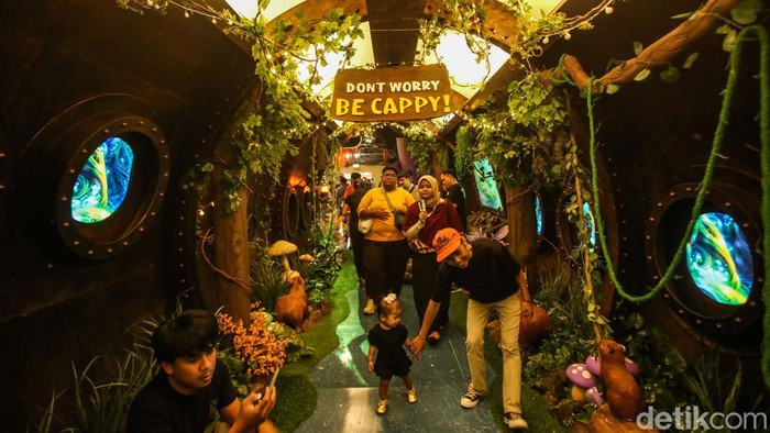 Pengunjung beraktivitas di Jakarta Aquarium & Safari, Jakarta, Sabtu (25/5/2024).
