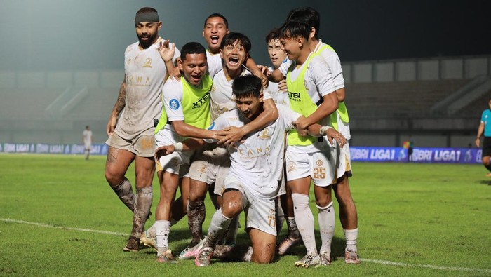 Skuad Madura United.